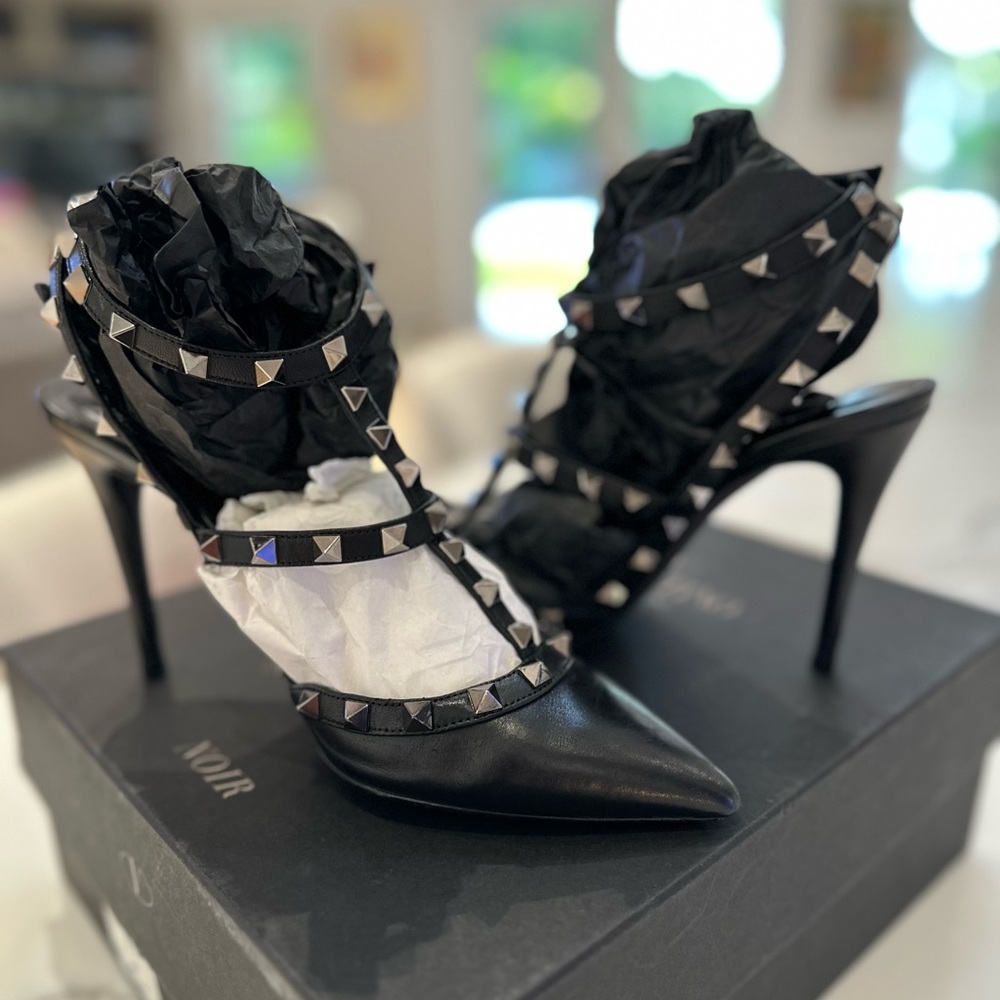 Valentino Garavani NOIR.  💝🌹
